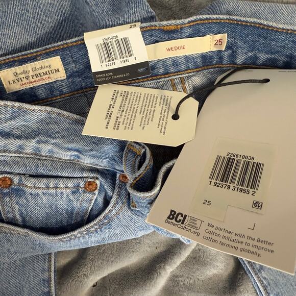NWT Levis Premium Wedgie Tapered Jeans Women’s Size 25 High Rise Button Fly Fade - Picture 6 of 6